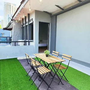 https://gurney-coast-guest-house-by-sky-hive.penanghotels.org